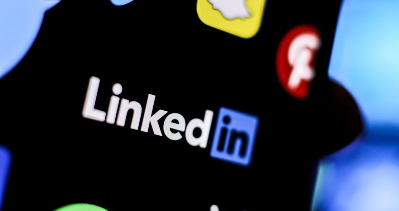 LinkedIn lança o recurso “deslize para cima” no LinkedIn Stories